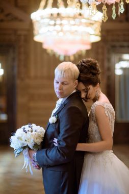 Evlilik çift kapalı birbirlerine sarılıyor