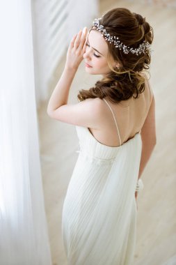 Moda beyaz gelinlik makyaj ile esmer gelin