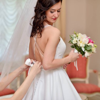 Güzel gelin beyaz gelinlik nedime bağlama