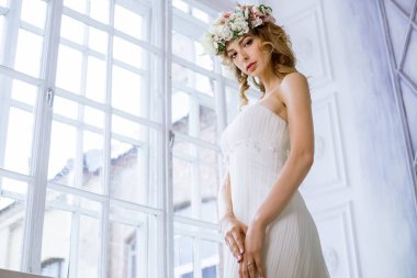 Moda beyaz gelinlik makyaj ile esmer gelin