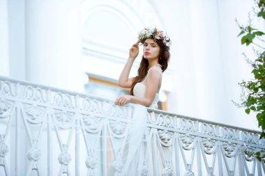 Moda beyaz gelinlik makyaj ile esmer gelin