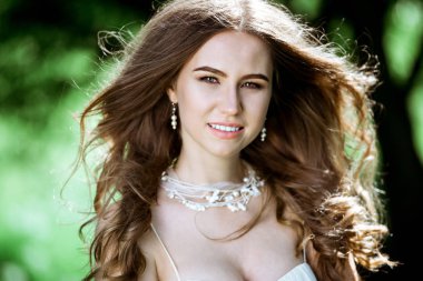 Tatlı esmer Gelin Moda düğün saç ve makyaj