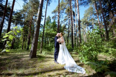 Evlilik çift niteliğine birbirlerine sarılıyor