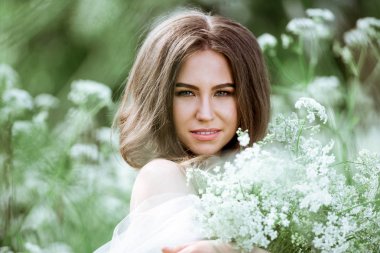 Tatlı esmer Gelin Moda düğün saç ve makyaj