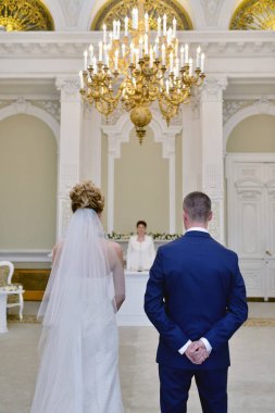 Güzellik gelin ve yakışıklı damat evlilik kaydetmek istediğiniz. Çift düğün evleniyor. Güzel model kız beyaz elbise ve dantel örtü. Takım elbiseli adam. Kadın ve erkek portre. Sevimli Bayan ve erkek