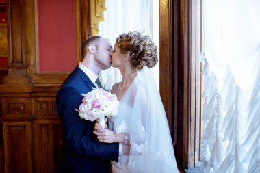 Evlilik çift kapalı birbirlerine sarılıyor