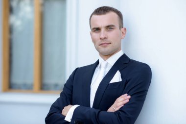 Doğada takım elbiseli yakışıklı damat