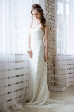 Moda beyaz gelinlik makyaj ile esmer gelin