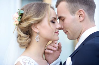 Evlilik çift niteliğine birbirlerine sarılıyor