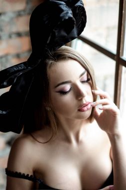 Sevimli Bayan siyah sutyen ve yay kapalı kadın portresi