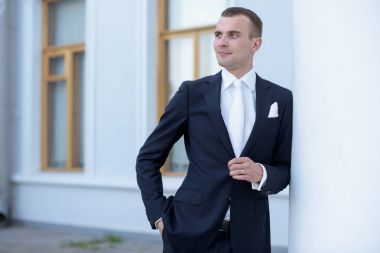 Doğada takım elbiseli yakışıklı damat