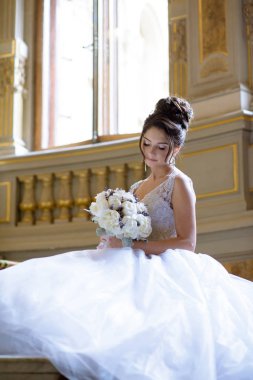 Güzellik gelin buketi ve dantel örtü kapalı ile gelin elbise