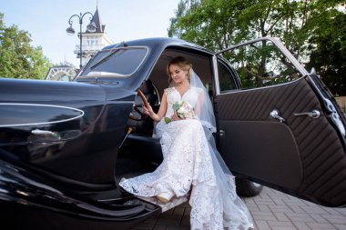 Gelin elbise güzellik gelin buketi ve dantel örtü arabada ile