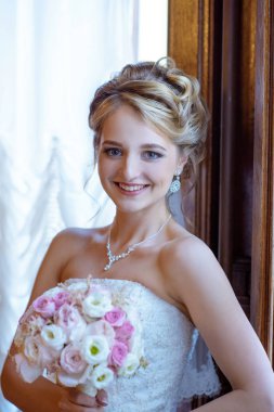 Güzellik gelin buketi ve dantel örtü kapalı ile gelin elbise