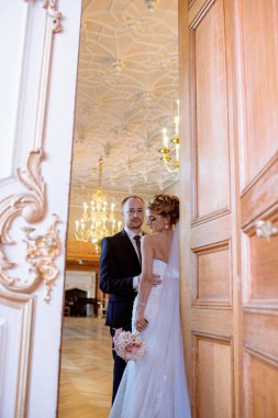 Evlilik çift kapalı birbirlerine sarılıyor