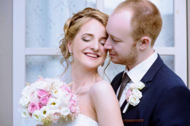 Evlilik çift niteliğine birbirlerine sarılıyor