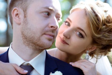 Evlilik çift niteliğine birbirlerine sarılıyor