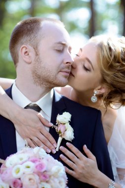 Evlilik çift niteliğine birbirlerine sarılıyor