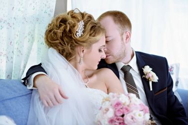 Evlilik çift niteliğine birbirlerine sarılıyor