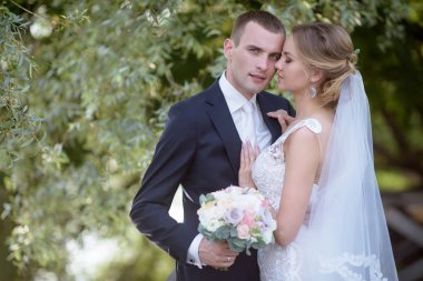 Evlilik çift niteliğine birbirlerine sarılıyor