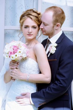 Evlilik çift niteliğine birbirlerine sarılıyor