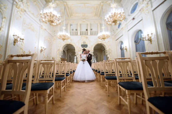 Casamento casal dentro de casa está abraçando uns aos outros — Fotografia de Stock