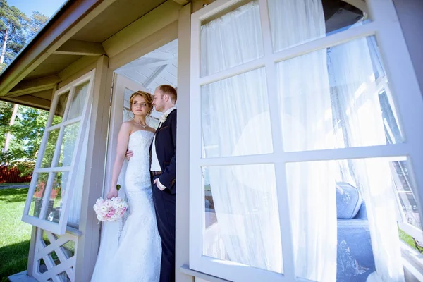 Casamento casal na natureza está abraçando uns aos outros — Fotografia de Stock