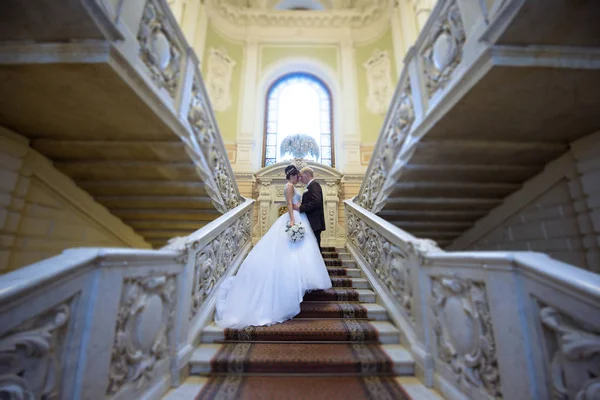 Hochzeitspaar umarmt sich drinnen — Stockfoto