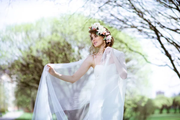 Blonde nevěsta v módní bílé svatební šaty s make-upem — Stock fotografie