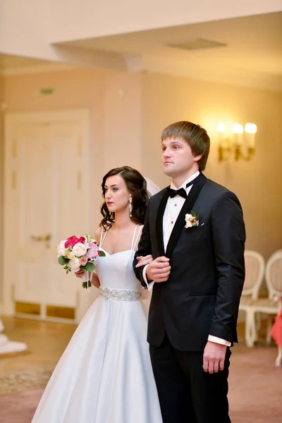 Szépség menyasszony és a vőlegény jóképű regisztrál a házasság — Stock Fotó