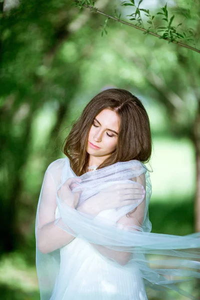 Brunette bride in fashion white wedding dress with makeup — Stock Photo, Image