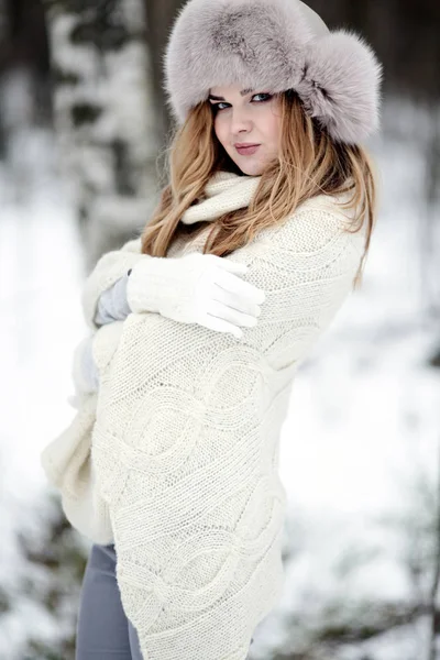 Fashionable winter portrait of lady in hat and mittens in city — Stock Photo, Image