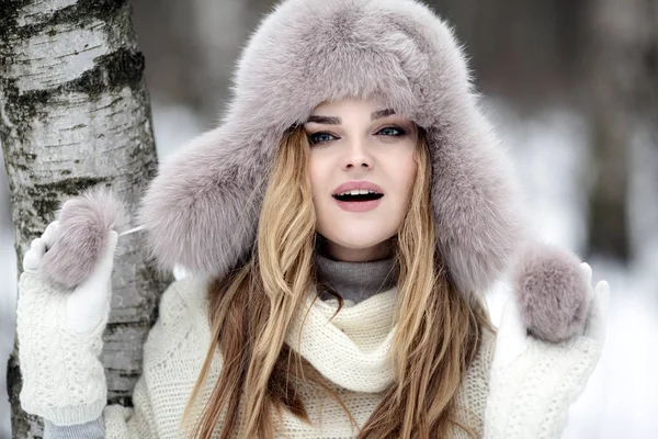 Fashionable winter portrait of lady in hat and mittens in city — Stock Photo, Image