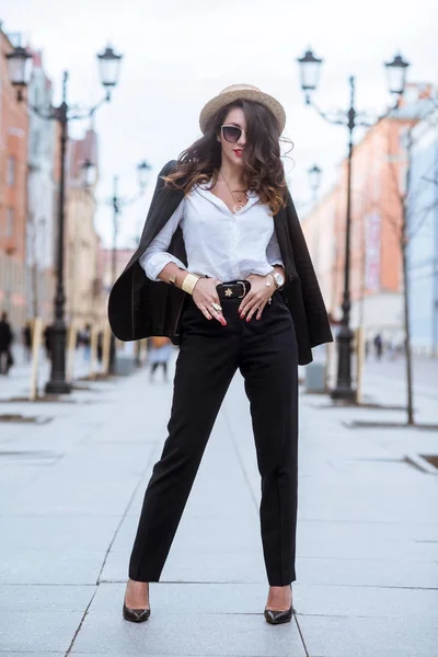 Retrato na moda de senhora com cabelo longo na cidade — Fotografia de Stock