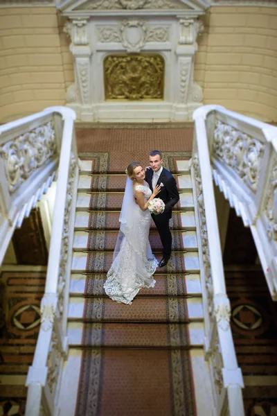 Casamento casal dentro de casa está abraçando uns aos outros — Fotografia de Stock