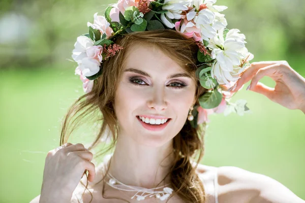 Крупним планом блондинка наречена з модою весілля зачіска і макіяж — стокове фото
