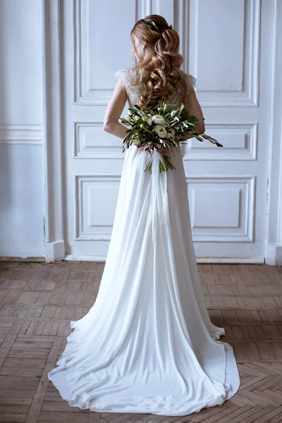 Bellezza sposa in abito da sposa con bouquet al chiuso — Foto Stock