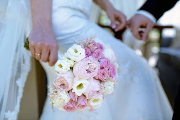 Η όμορφη νύφη κρατώντας ένα πολύχρωμο μπουκέτο γάμου — Φωτογραφία Αρχείου