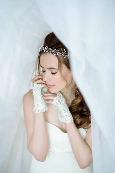 Brunette mariée à la mode robe de mariée blanche avec maquillage — Photo
