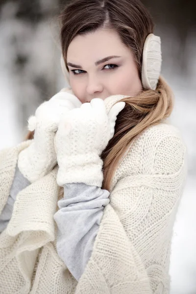 Fashionable winter portrait of lady in mittens in city — Stock Photo, Image