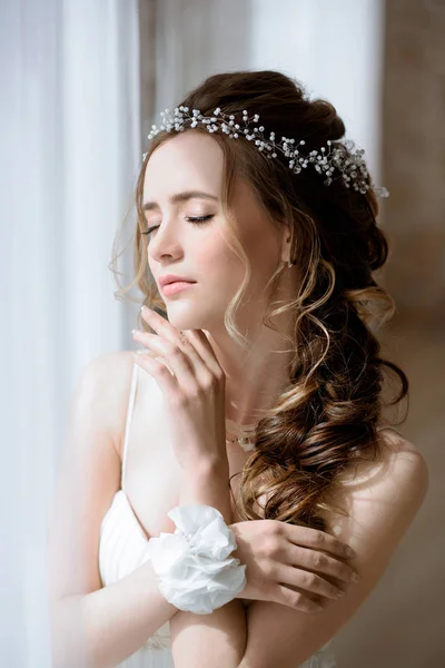 Brunette bride in fashion white wedding dress with makeup — Stock Photo, Image