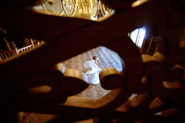 Krásu nevěsty ve svatební šaty s krajkovým závojem uvnitř — Stock fotografie