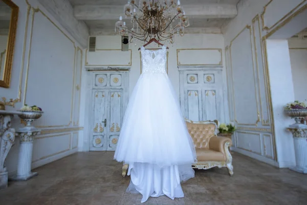 Piękny biały ślubny dla panny młodej w pomieszczeniu — Zdjęcie stockowe