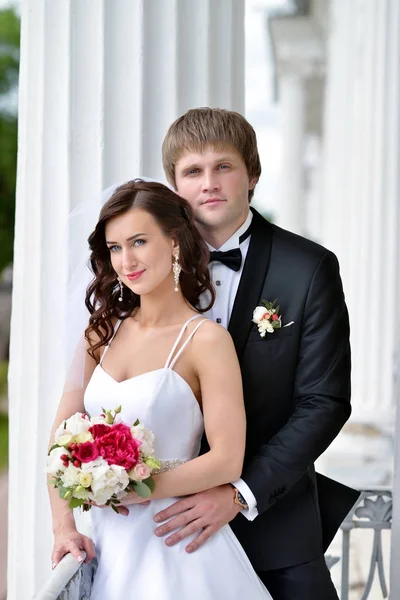 Casamento casal na natureza está abraçando uns aos outros — Fotografia de Stock