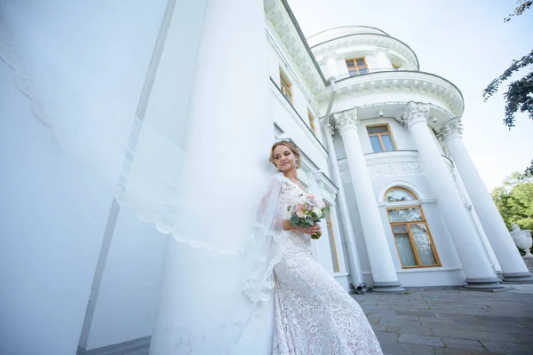 Mariée beauté en robe de mariée avec bouquet et voile de dentelle dans la nature — Photo