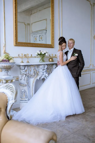 Casamento casal dentro de casa está abraçando uns aos outros — Fotografia de Stock