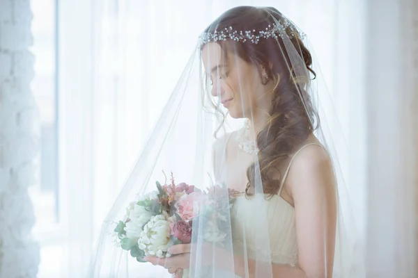 Brünette Braut im modischen weißen Hochzeitskleid mit Make-up — Stockfoto