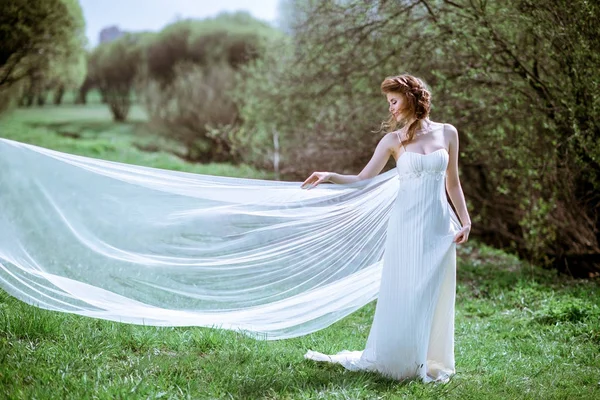 Біла наречена в моді біла весільна сукня з макіяжем — стокове фото