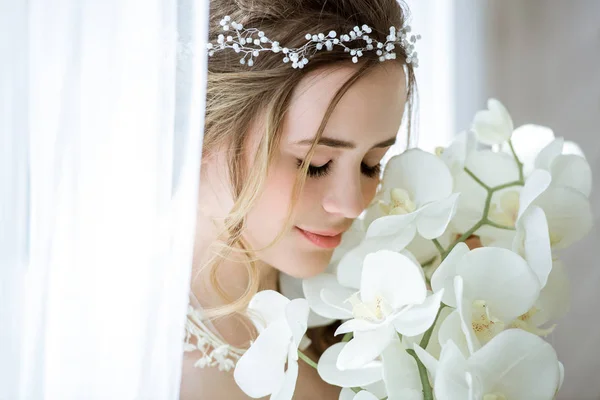 Closeup brunette bride with fashion wedding hairstyle and makeup — Stock Photo, Image