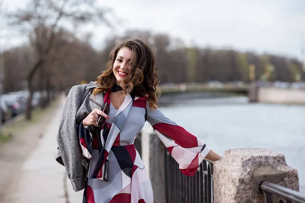 El retrato a la moda de la señora con el cabello largo en la ciudad —  Fotos de Stock